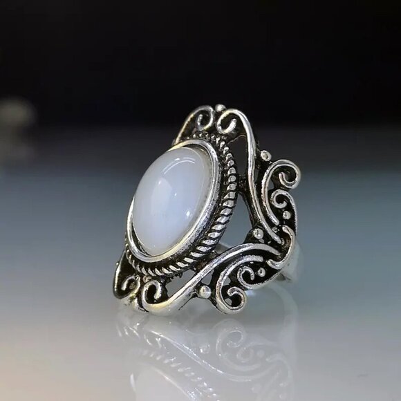 Vintage Monnstone Ring - Picture 2 of 3